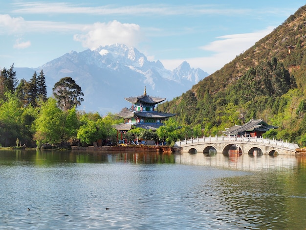 Paesaggio a Black Dragon Pool e Jade Dragon mountain a Lijiang, in Cina.