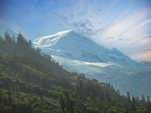 Paesaggio a Huaraz Perù con un picco innevato chiamato Huascaran e un bel cielo sullo sfondo