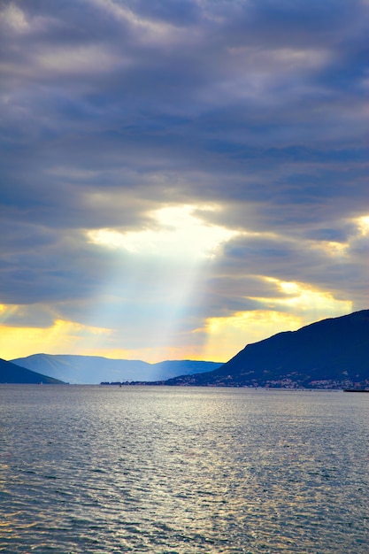 Paesaggio acquatico con raggio di sole, baia di Boka Kotorska, Montenegro. Composizione copyspace