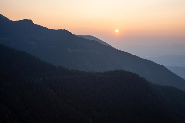 Paesaggio aereo da sogno durante un tramonto smog