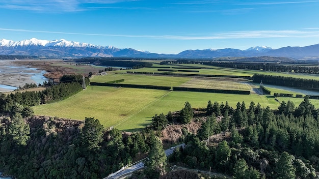 Paesaggio aereo dei campi agricoli e dei terreni agricoli intorno alla gola di Waimakariri