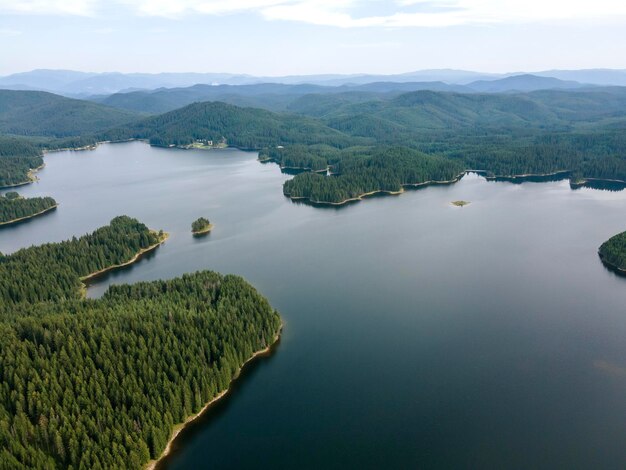 Paesaggio aereo del serbatoio di Shiroka polyana, Bulgaria