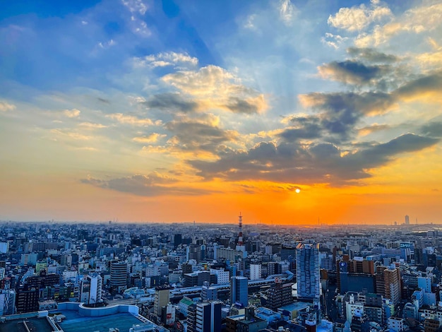 Paesaggio aereo della città di Osaka circondato da edifici durante il tramonto