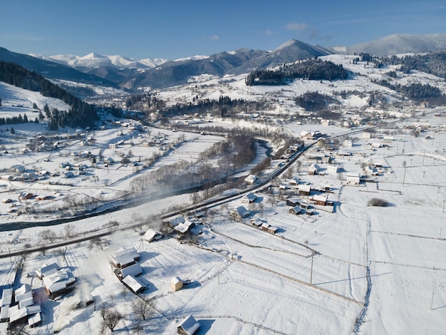 Paesaggio aereo della località invernale Verkhovyna nei Carpazi, Ucraina.