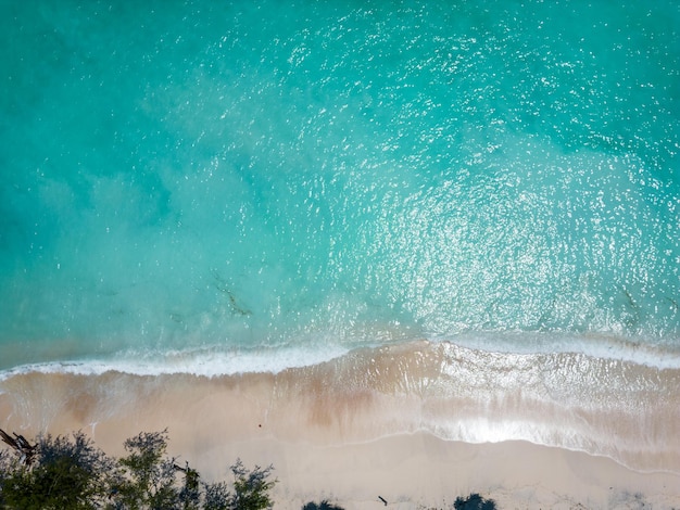 Paesaggio aereo della spiaggia dell'isola di Gili con il drone a lombok, indonesia