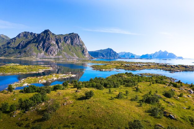 Paesaggio aereo delle Isole Lofoten in Norvegia con montagne e oceano