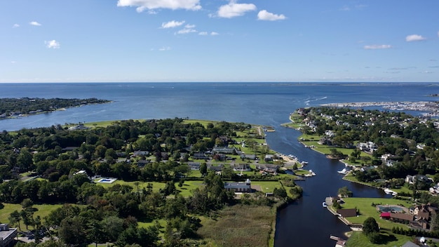 Paesaggio aereo ripreso su Bay Shore, Long Island, New York, Stati Uniti in una giornata di sole