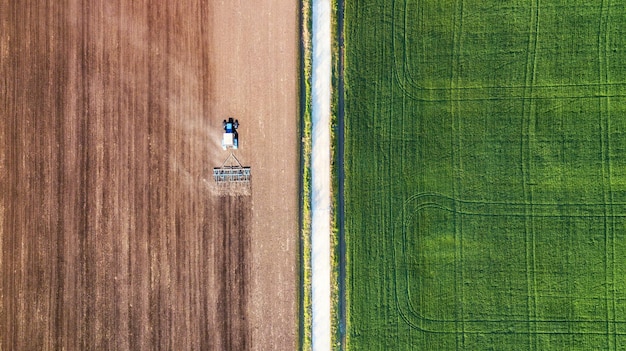 Paesaggio agricolo dall'aria Macchina agricola sul campo Raccolta sul campo Strada