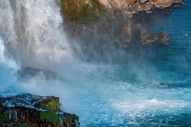 Paesaggio ai piedi di una grande cascata