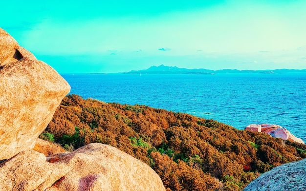 Paesaggio al resort di lusso Baja Sardinia, Costa Smeralda al tramonto e alla sera, Sardegna in Italia in estate. Scenario in provincia di Olbia. Tramonto al Mar Mediterraneo