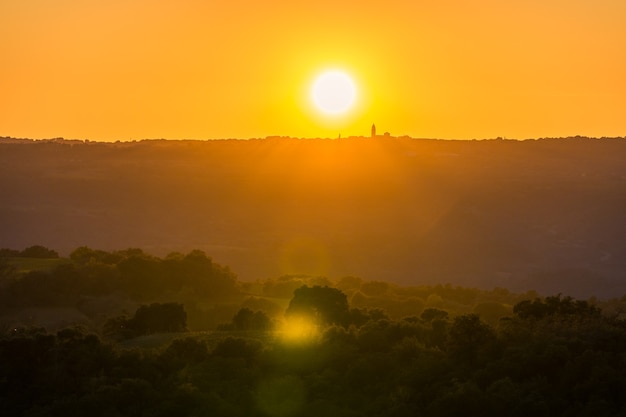 Paesaggio al tramonto in Spagna, villaggio di Adahuesca