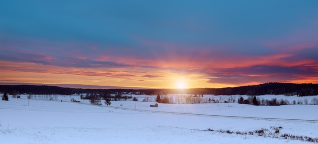 Paesaggio al tramonto invernale con cielo drammatico in Svezia, sfondo hipster stagionale nord scandinavo. Vista panoramica