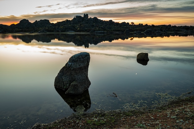 Paesaggio all'alba nell'area naturale di Barruecos. Extremadura. Spagna.