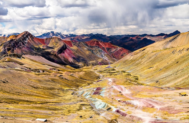 Paesaggio alla montagna arcobaleno di vinicunca in Perù