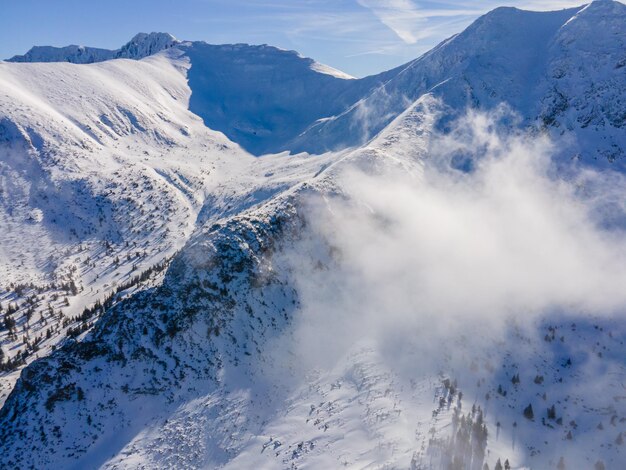 Paesaggio alpino con neve bianca e cielo blu Alberi gelidi sotto la calda luce del sole Meraviglioso paesaggio invernale Avventura sport invernale Alti Tatra slovacchia paesaggio