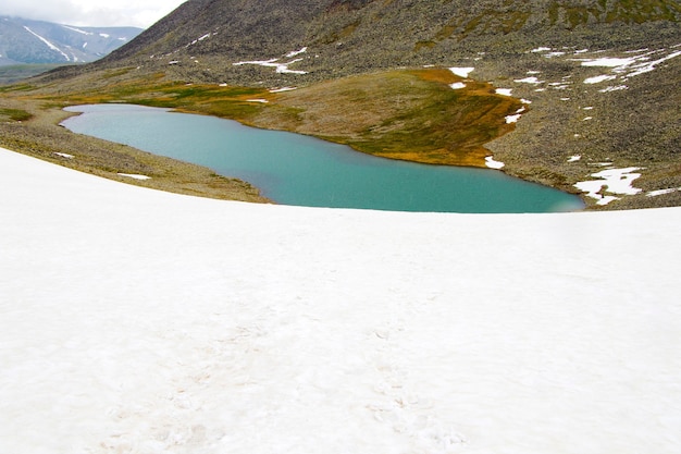 Paesaggio alpino del lago di montagna, vista della natura colorata, lago georgiano, destinazione di viaggio, luogo di escursioni.