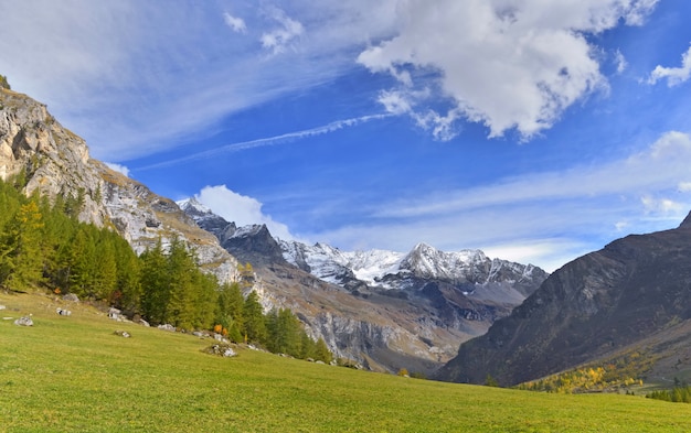 Paesaggio alpino della montagna sotto il cielo nuvoloso in Europa