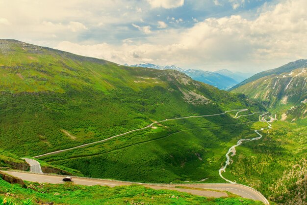 Paesaggio alpino pittoresco Passo del Furka nelle Alpi svizzere in estate