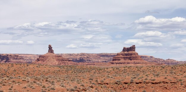 Paesaggio americano nel deserto con formazioni montuose di roccia rossa