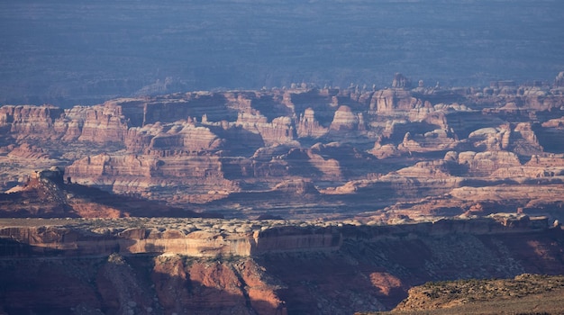 Paesaggio americano scenico e montagne rocciose rosse nel canyon del deserto