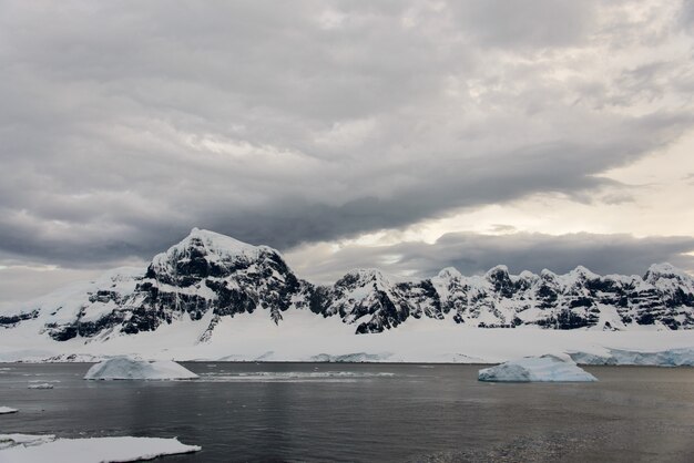 Paesaggio antartico con ghiacciaio e montagne