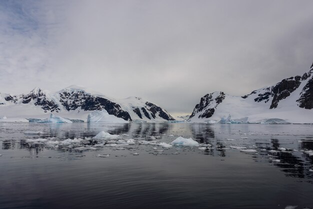 Paesaggio antartico con ghiaccio