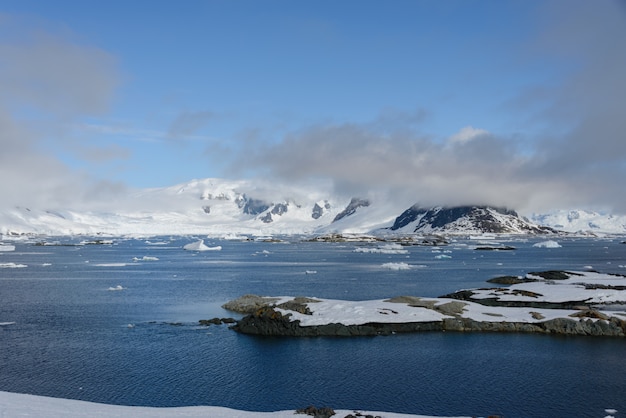 Paesaggio antartico con montagne e isole