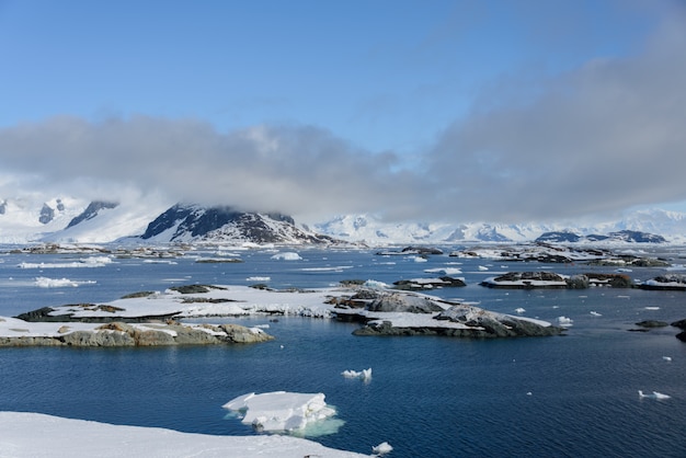 Paesaggio antartico con montagne e isole