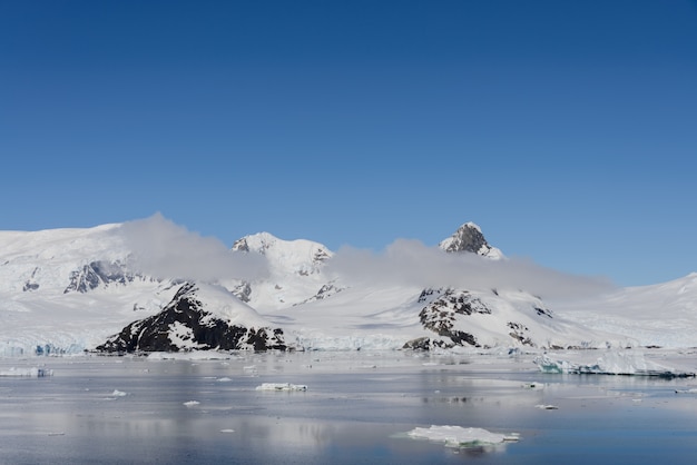 Paesaggio antartico con montagne e riflessione