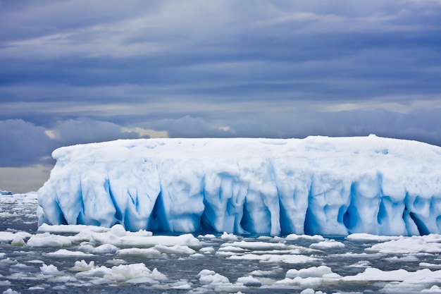 Paesaggio antartico dell'iceberg