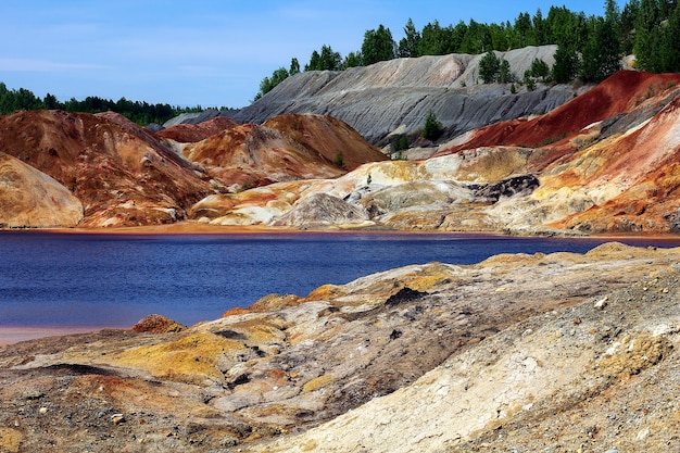 Paesaggio apocalittico come la superficie di un pianeta Marte.