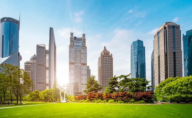 Paesaggio architettonico e strada urbana dell'edificio per uffici Lujiazui a Shanghai