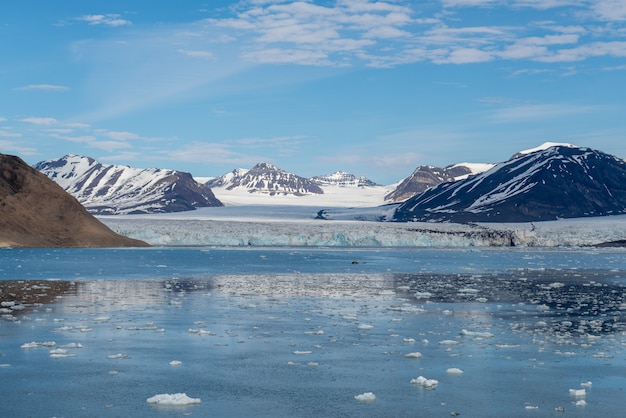 Paesaggio artico con la montagna e ghiacciaio nelle Svalbard nell'ora legale