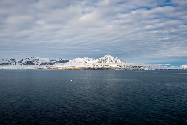 Paesaggio artico con splendida illuminazione alle Svalbard