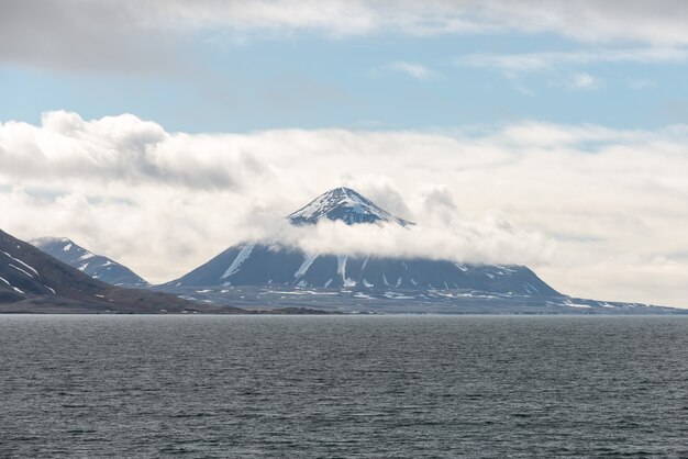 Paesaggio artico nelle Svalbard con ghiacciaio