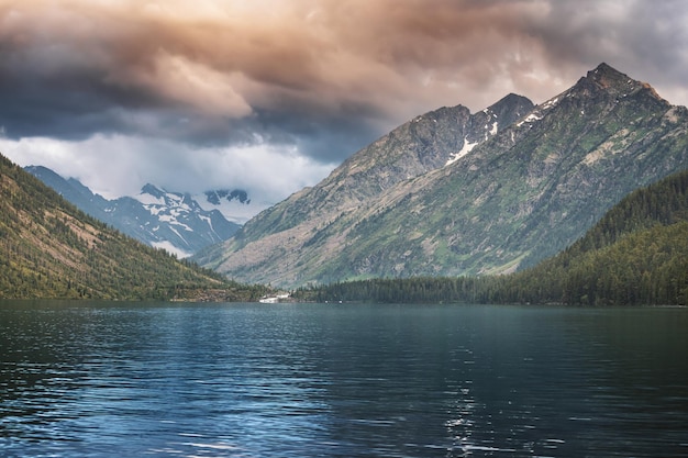 Paesaggio atmosferico e lunatico del lago Multa inferiore in una giornata nebbiosa e nuvolosa in Altai Russia Katunsky Nature Reserve ed ecologia ambientale