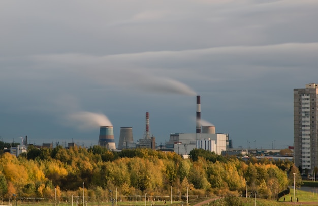 Paesaggio autunnale con centrale termica