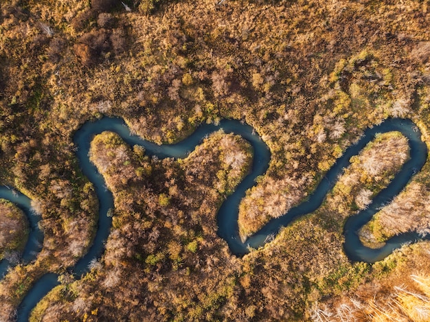 paesaggio autunnale con fiume