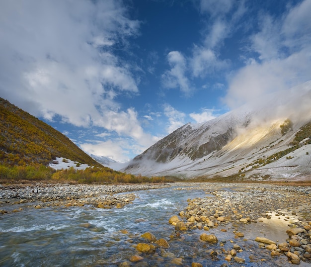 Paesaggio autunnale con il fiume