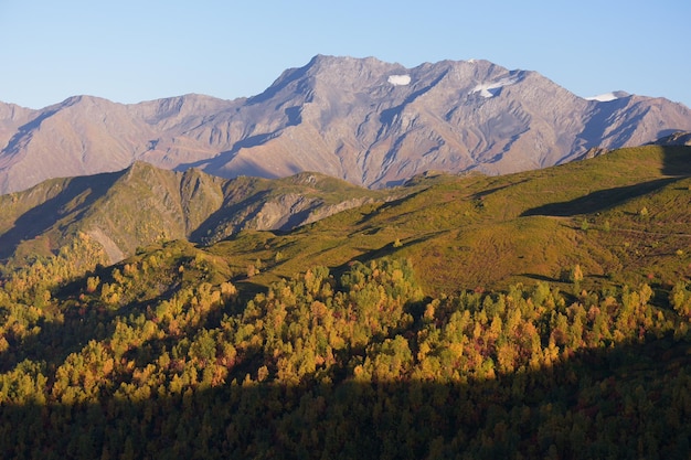 Paesaggio autunnale del Caucaso