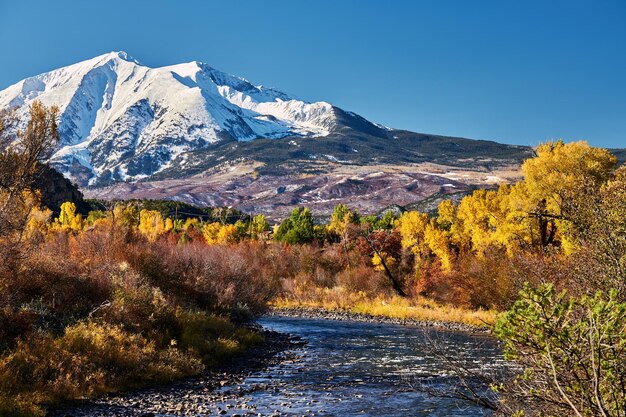 Paesaggio autunnale del monte Sopris in Colorado