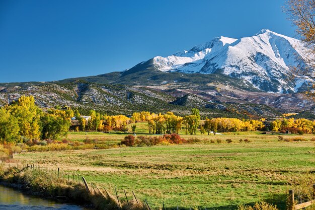 Paesaggio autunnale del monte Sopris in Colorado