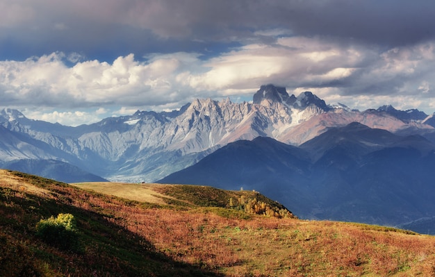 Paesaggio autunnale e cime innevate. Vista del mou