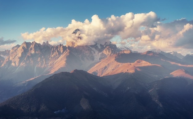 Paesaggio autunnale e cime innevate. Vista sulla montagna