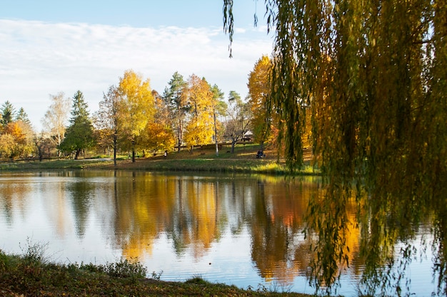 Paesaggio autunnale in un parco cittadino, autunno in Moldavia.