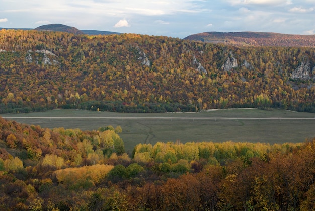 Paesaggio autunnale nella Repubblica dei Monti Urali del Bashkortostan Russia