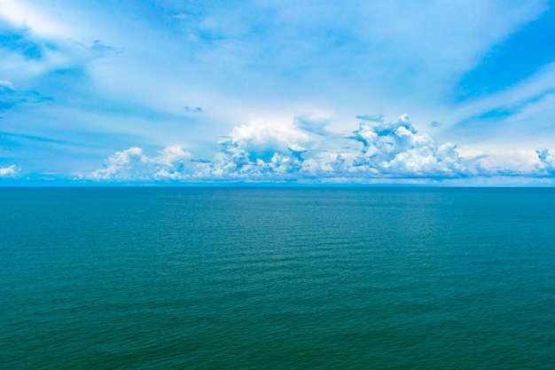 Paesaggio blu del mare nessuno giorno.