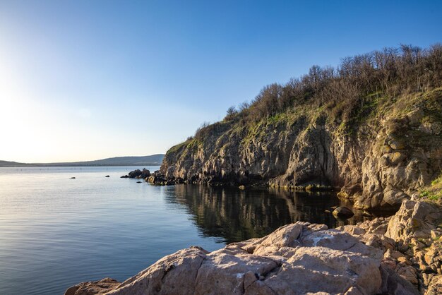 Paesaggio bulgaro con il Mar Nero e pietre al tramonto