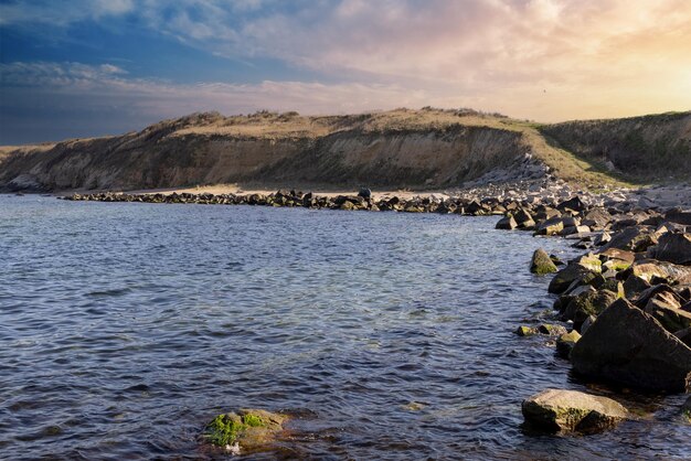 Paesaggio bulgaro con il Mar Nero e pietre al tramonto