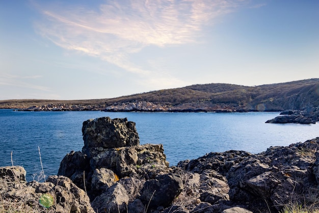 Paesaggio bulgaro con il Mar Nero e pietre al tramonto